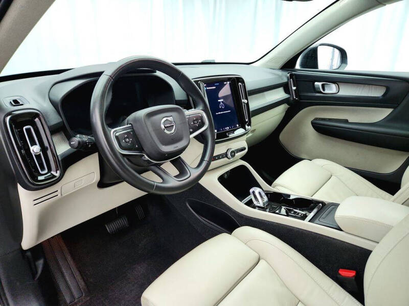 2023 Volvo XC40 B5 Plus Dark Theme
