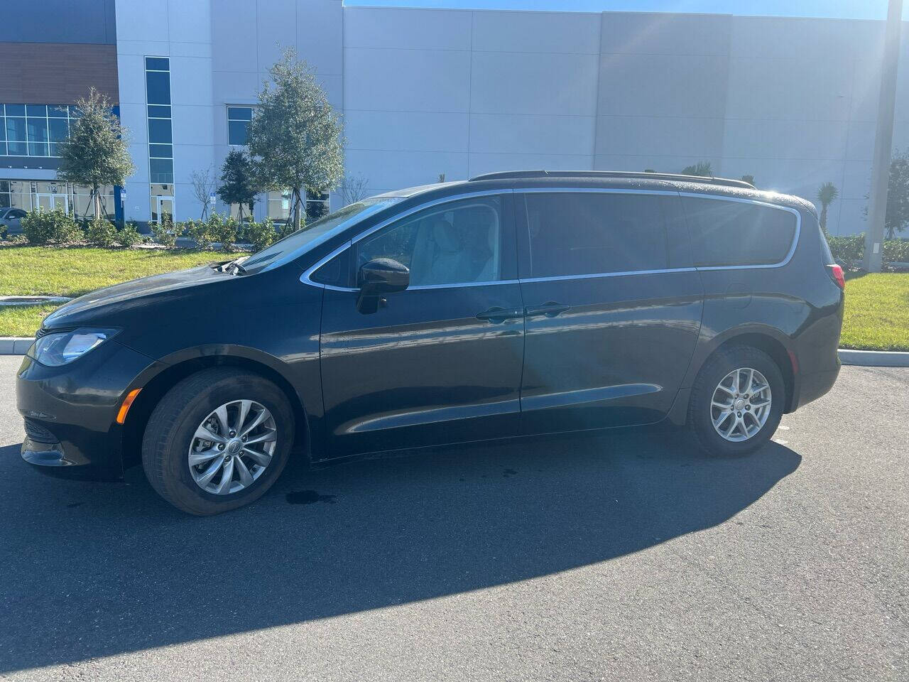 2021 Chrysler Voyager null photo 11