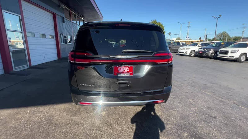 2022 Chrysler Pacifica Touring L photo 4