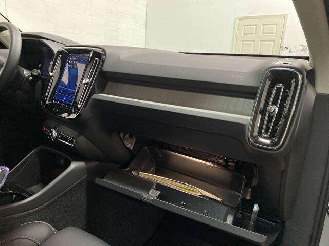 2025 Volvo XC40 B5 Plus Bright Theme