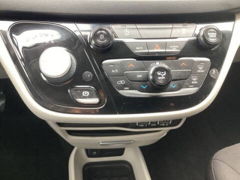 2022 Chrysler Voyager LX