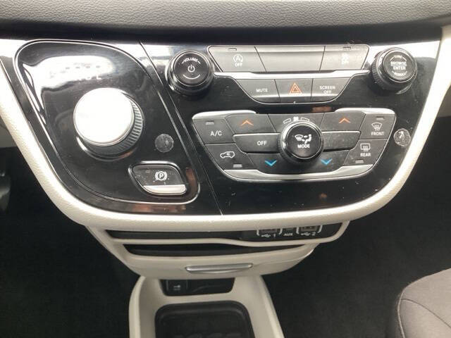 2022 Chrysler Voyager LX