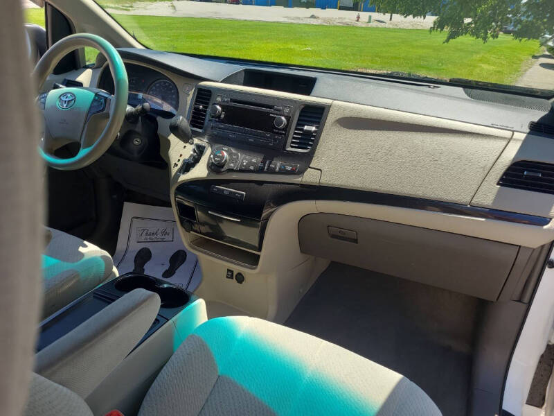 2013 Toyota Sienna LE 7-Passenger Auto Access Seat
