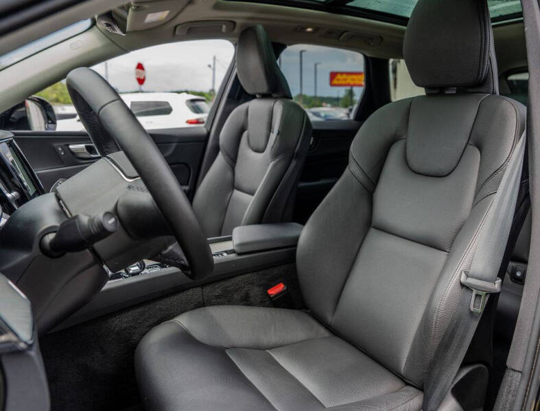 2025 Volvo XC60 B5 Plus Dark Theme