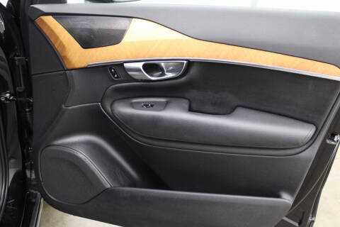2022 Volvo XC90 T6 Momentum 6-Passenger