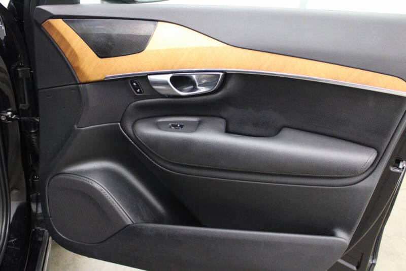 2022 Volvo XC90 T6 Momentum 6-Passenger