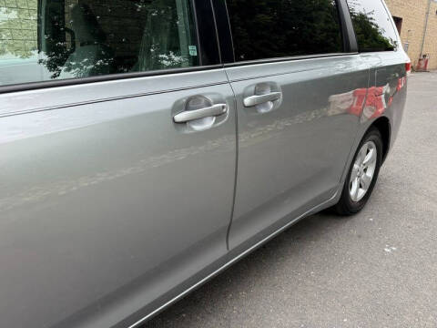 2013 Toyota Sienna LE 8-Passenger