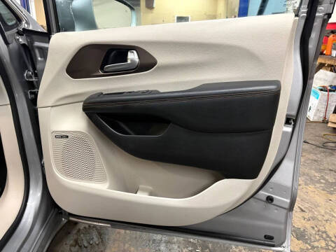 2017 Chrysler Pacifica Touring-L Plus