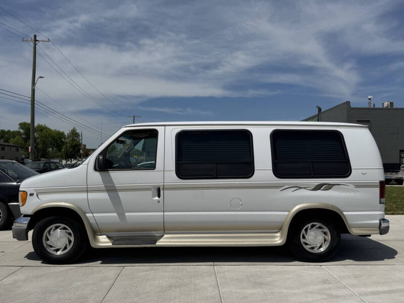2002 Ford E-Series E-150 Van's photo