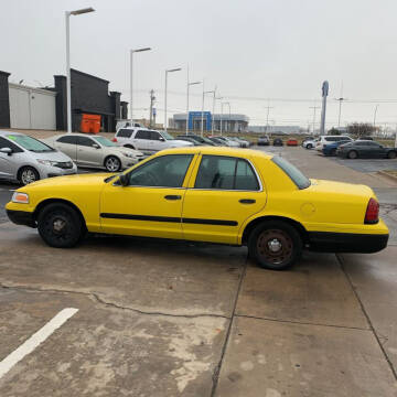 2004 Ford Crown Victoria for sale at BUZZZ MOTORS in Moore OK