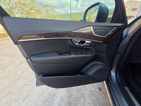 2016 Volvo XC90 T6 Momentum