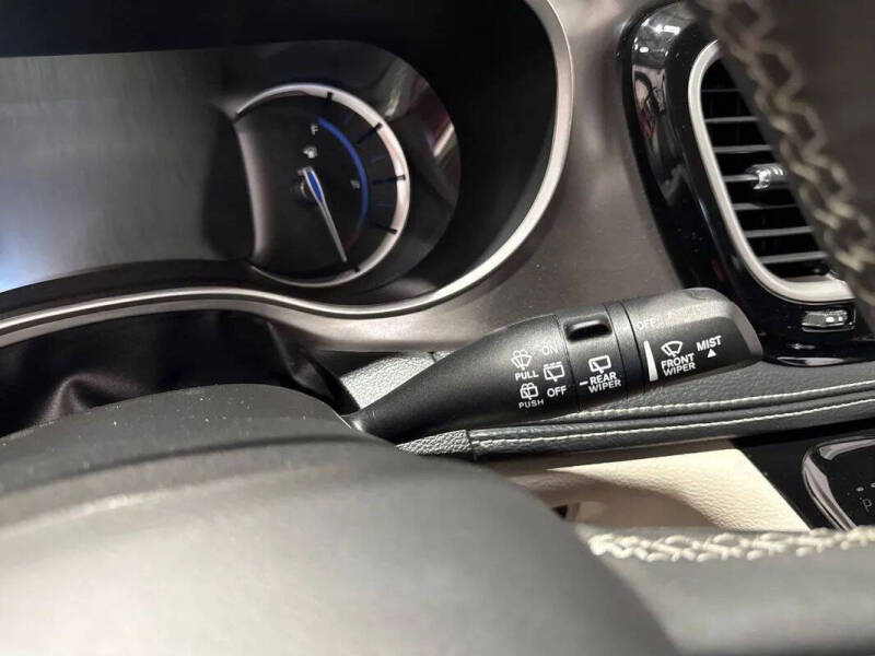 2024 Chrysler Pacifica Plug-In Hybrid Select