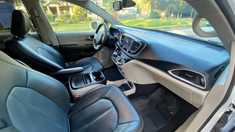 2020 Chrysler Pacifica Touring L photo 25