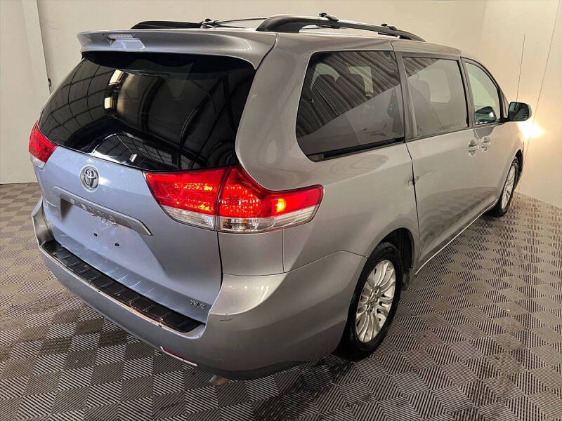 2013 Toyota Sienna XLE 7-Passenger Auto Access Seat