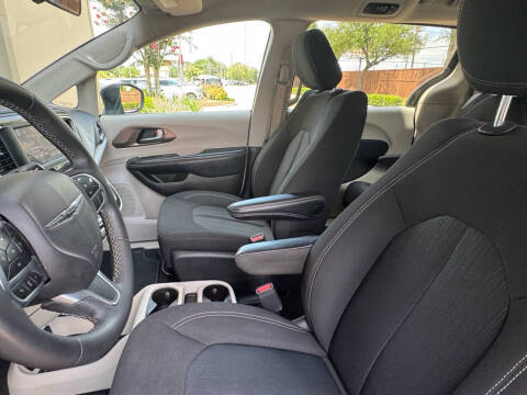 2022 Chrysler Voyager LX