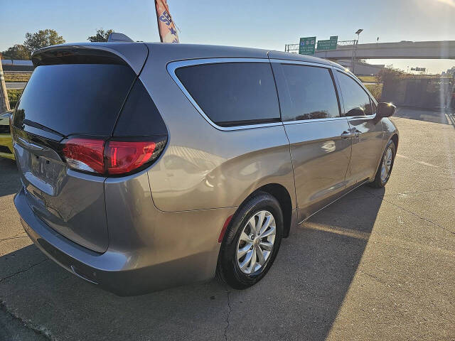 2017 Chrysler Pacifica for sale at E & R Auto in Sherwood, AR