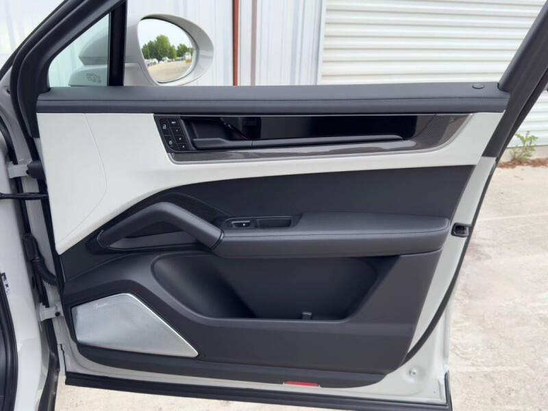 2024 Porsche Cayenne Turbo E-Hybrid Coupe