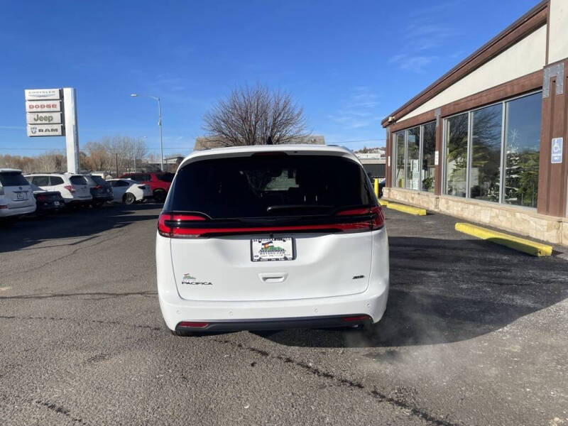 2026 Chrysler Pacifica Select