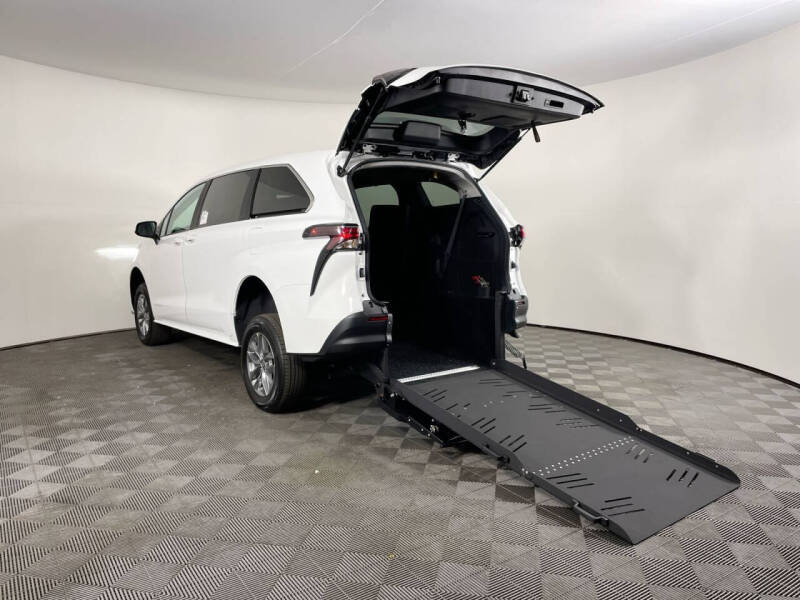 2025 Toyota Sienna LE 8-Passenger