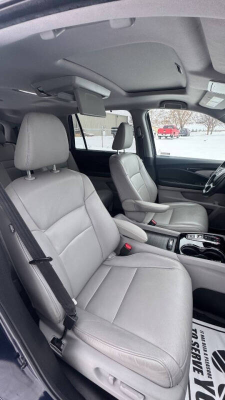 2020 Honda Pilot Touring w/Rear Captain's Chairs