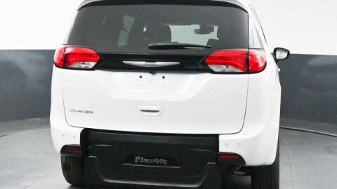 2025 Chrysler Voyager LX