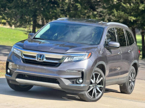 2022 Honda Pilot Touring w/Rear Captain's Chairs