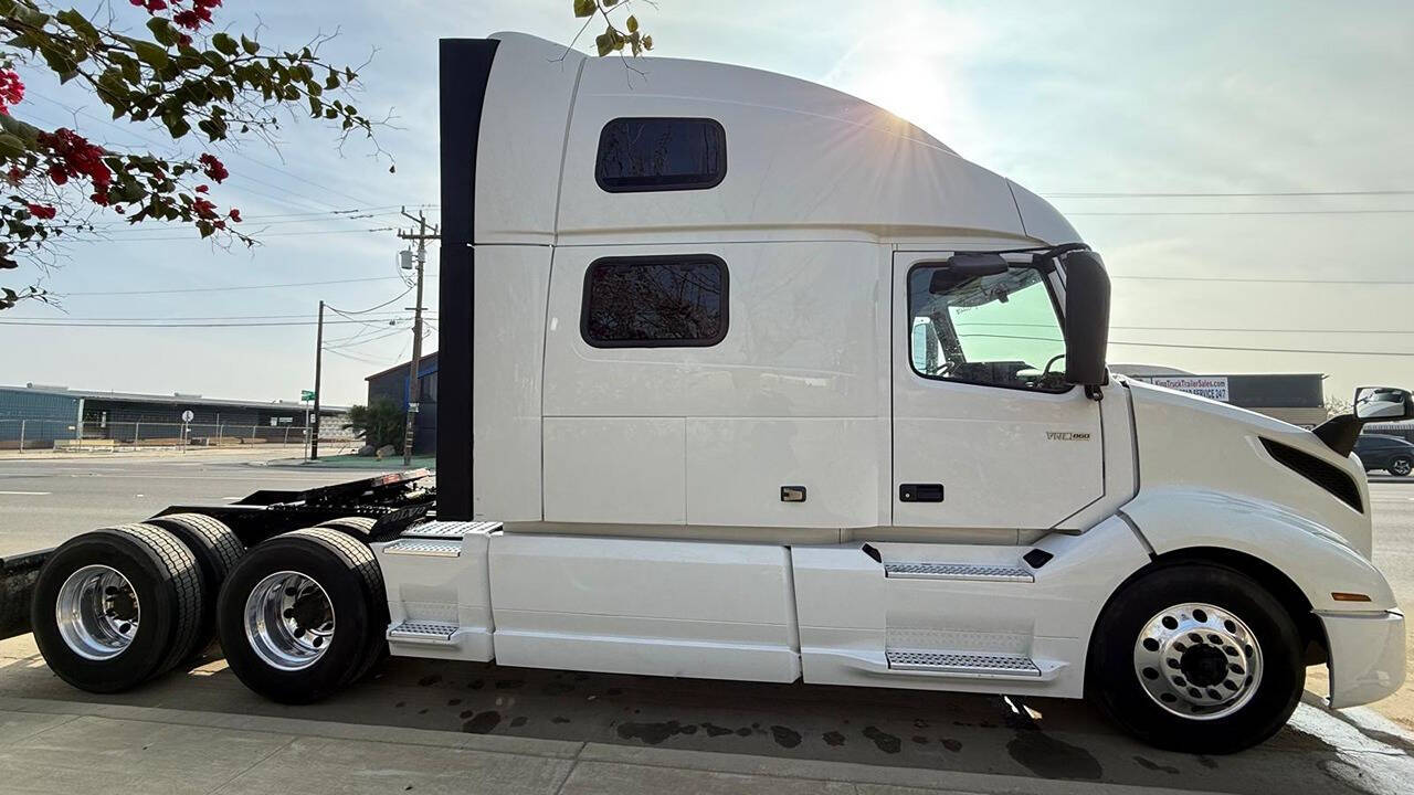 2023 VOLVO VNL 860 SLEEPER for sale at KING TRUCK TRAILER SALES in Bakersfield, CA