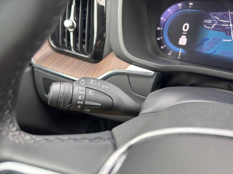 2022 Volvo XC60 B5 Momentum