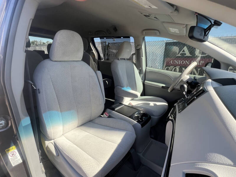 2013 Toyota Sienna LE 8-Passenger