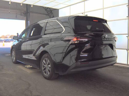 2024 Toyota Sienna LE 8-Passenger