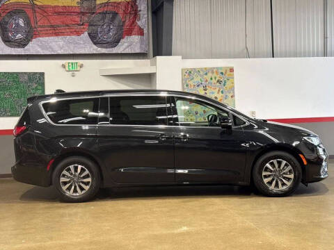 2024 Chrysler Pacifica Plug-In Hybrid Select