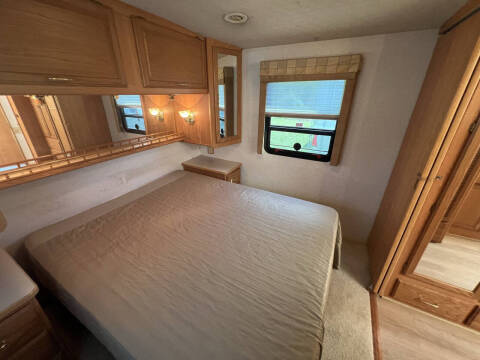 2001 Winnebago Journey 36L