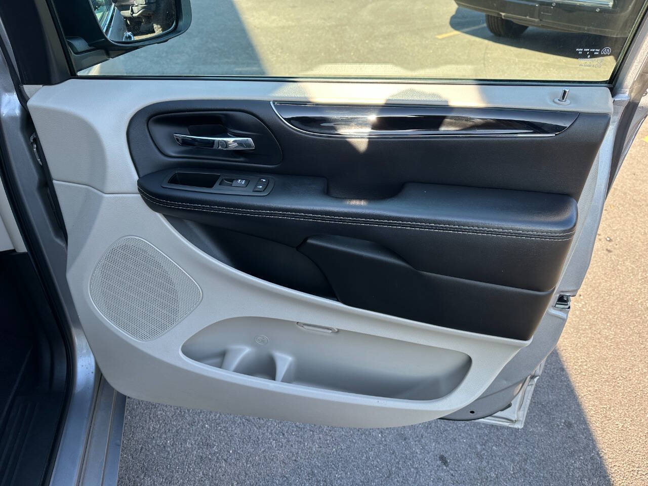 ChryslerTown and Country28