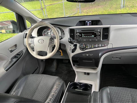 2014 Toyota Sienna SE 8-Passenger
