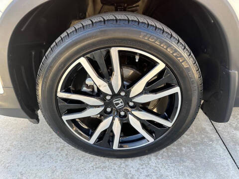 2022 Honda Pilot Touring w/Rear Captain's Chairs