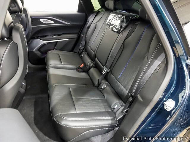 2025 Cadillac LYRIQ Luxury 2