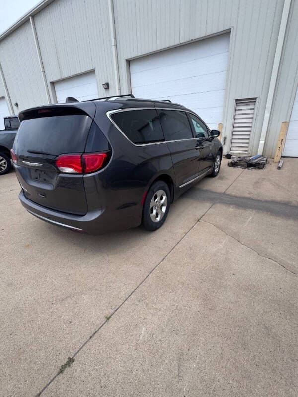 2017 Chrysler Pacifica Touring-L Plus