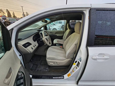 2012 Toyota Sienna LE 7-Passenger