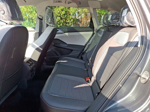 2025 Volkswagen Taos SE 4Motion