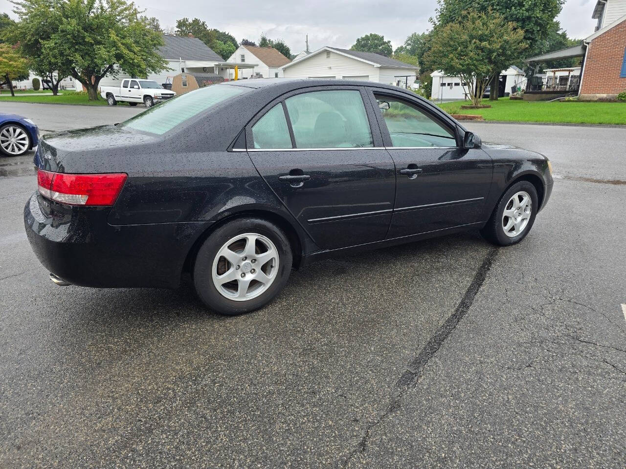 2006 Hyundai SONATA for sale at QUEENSGATE AUTO SALES in York, PA