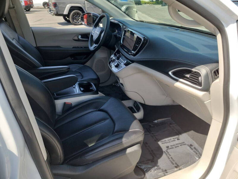 2024 Chrysler Pacifica Plug-In Hybrid Select