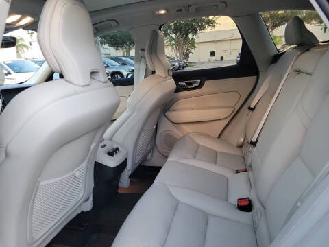 2023 Volvo XC60 B5 Plus Dark Theme