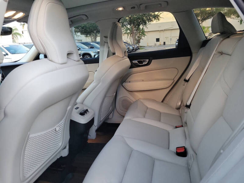 2023 Volvo XC60 B5 Plus Dark Theme