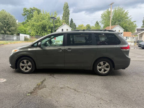 2012 Toyota Sienna LE 8-Passenger