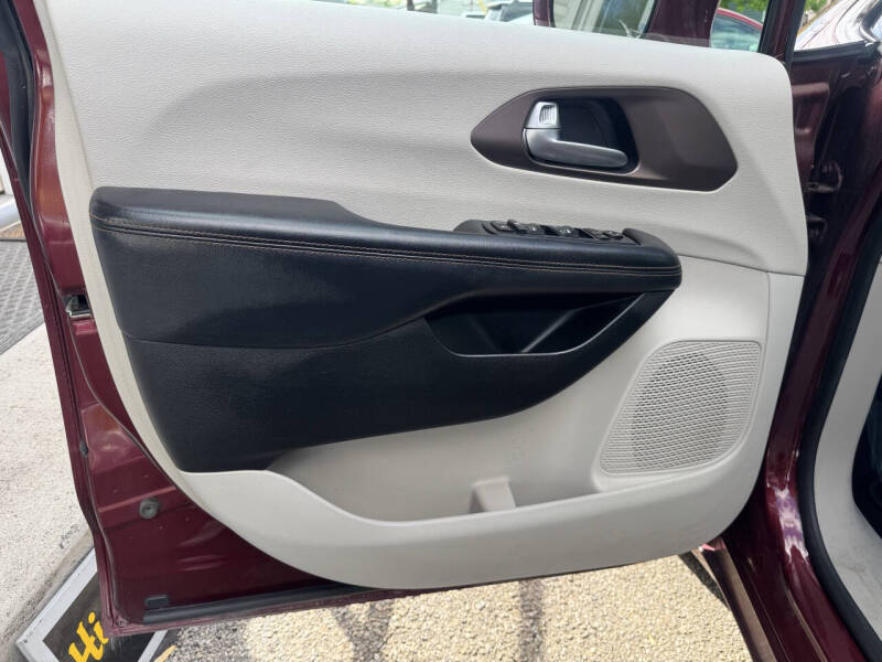 2017 Chrysler Pacifica Touring-L