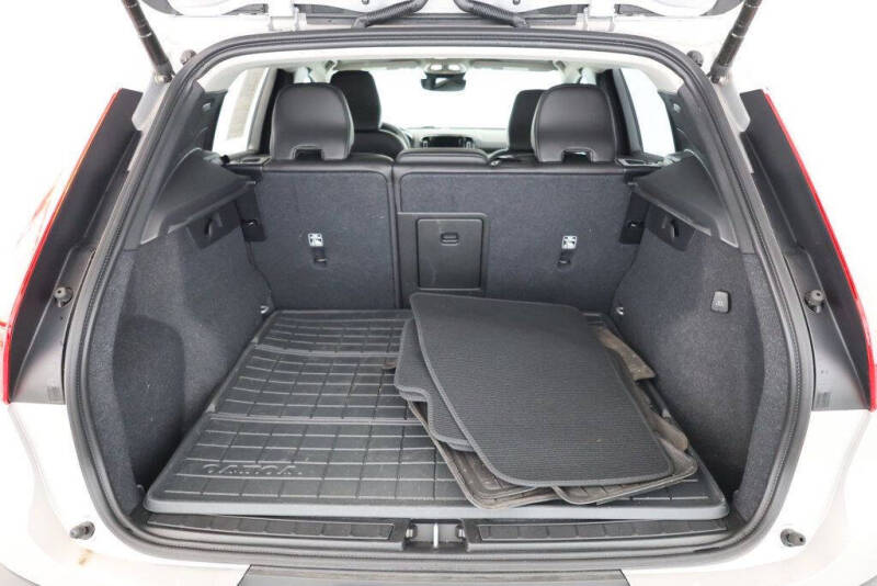 2024 Volvo XC40 B5 Plus Dark Theme