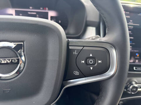 2025 Volvo XC40 B5 Core Bright Theme
