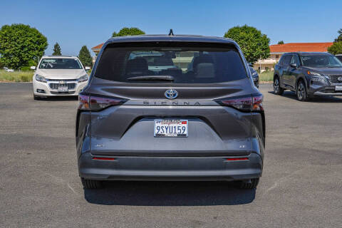 2025 Toyota Sienna LE 8-Passenger