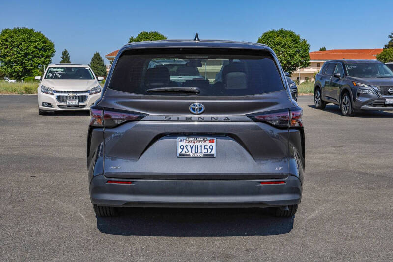 2025 Toyota Sienna LE 8-Passenger