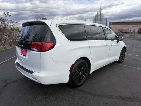 2022 Chrysler Voyager LX
